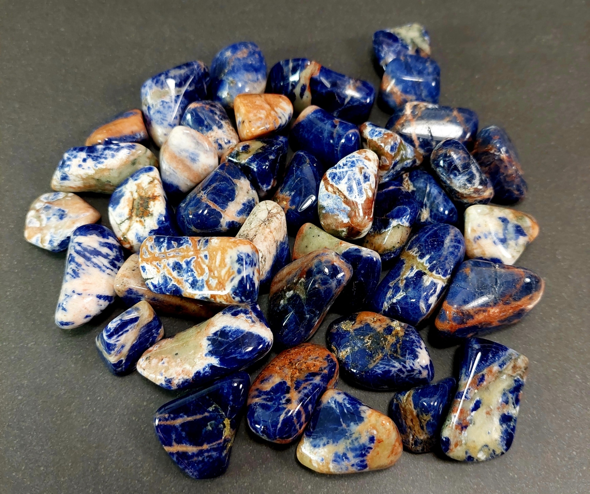"Sunset" Sodalit - Soldalit med Orange Feldspar (Solsten), Trumlad
