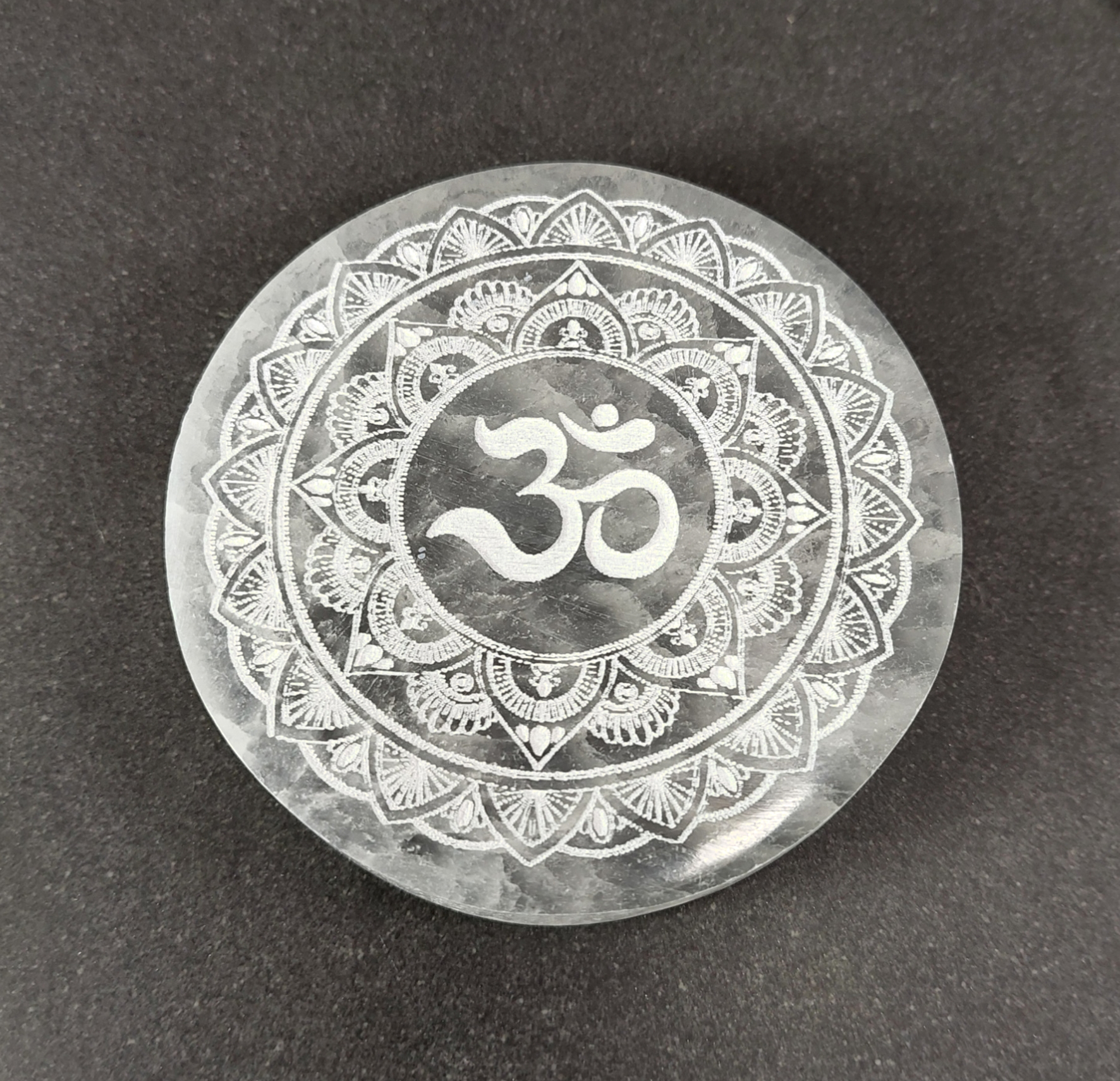 Lotus  Aum Mandala Selenit laddningsplatta Selenite Charging Plate) - 8cm Rund