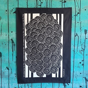kökshandduk/bakduk FIKA CINNAMON BUN | KANELBULLE sv-vit 50x70 cm