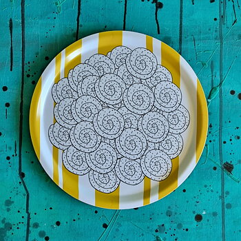 bricka FIKA CINNAMON BUN | KANELBULLE gul-vit 31 cm