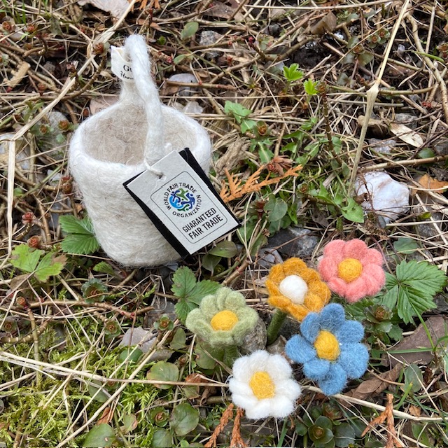 Kleiner Korb mit 5 kleinen Blumen - 5