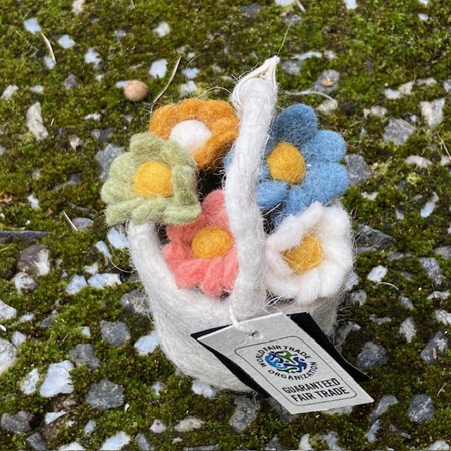 Kleiner Korb mit 5 kleinen Blumen - 3