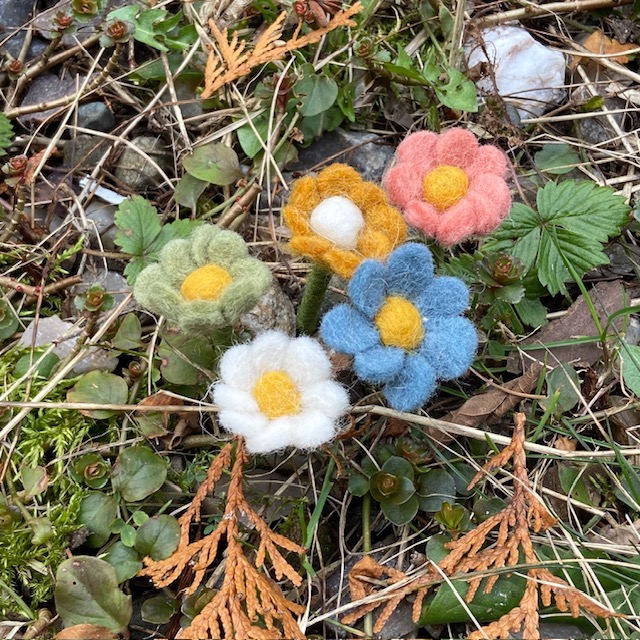 Kleiner Korb mit 5 kleinen Blumen - 4