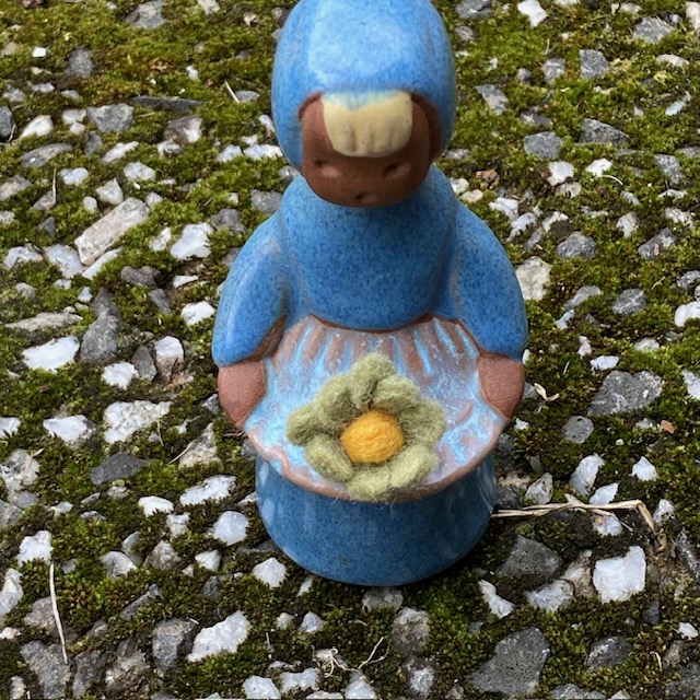 Kleiner Korb mit 5 kleinen Blumen - 2