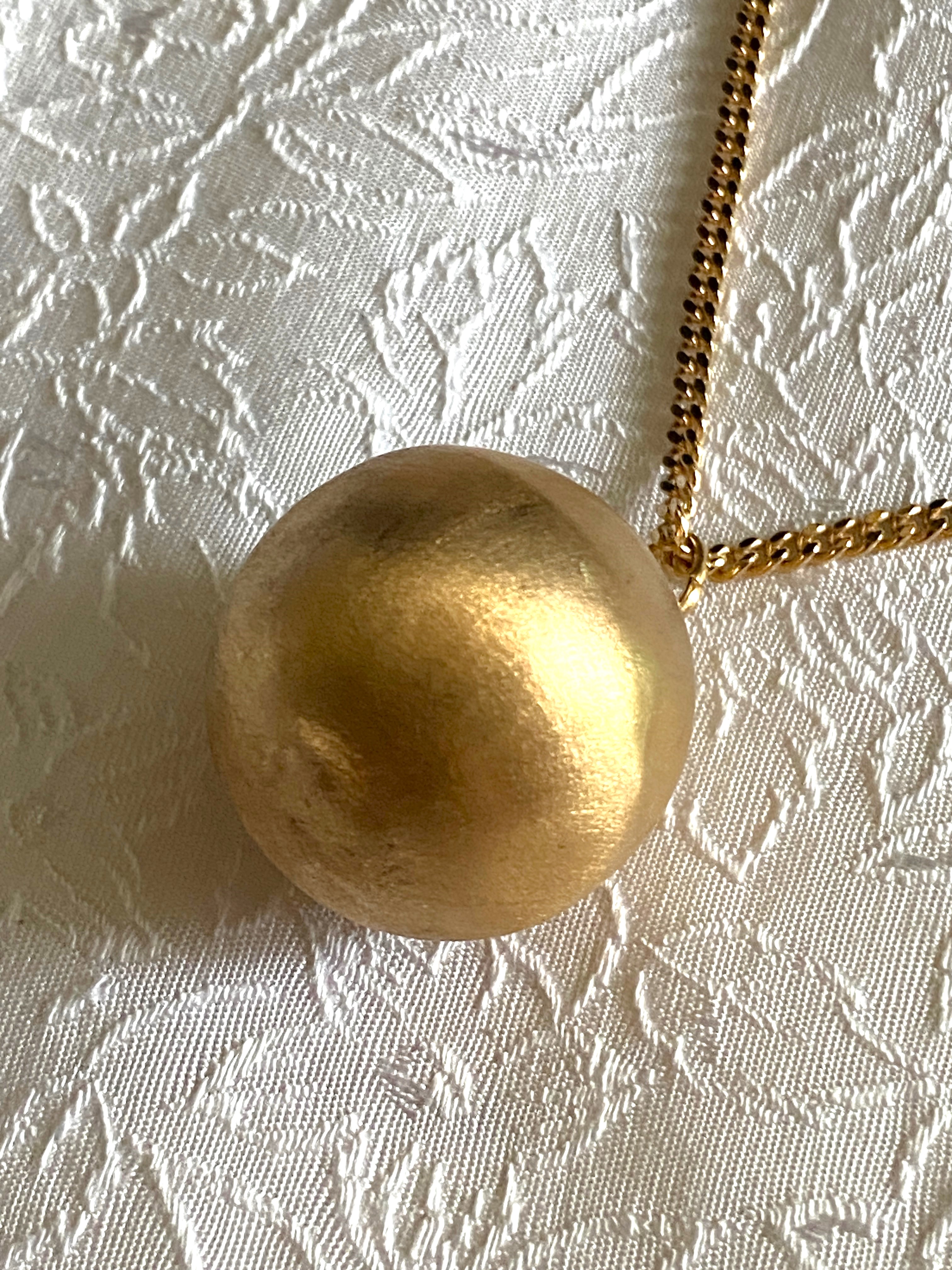 Matt  Boll-Kula i 18 Karat guld. Stor.  Storlek: 25 mm i diameter   Vikt: 7,3 gram  Hänget har tydliga stämplar ,kattfot samt 18K.  