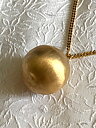 Matt  Boll-Kula i 18 Karat guld. Stor.  Storlek: 25 mm i diameter   Vikt: 7,3 gram  Hänget har tydliga stämplar ,kattfot samt 18K.  