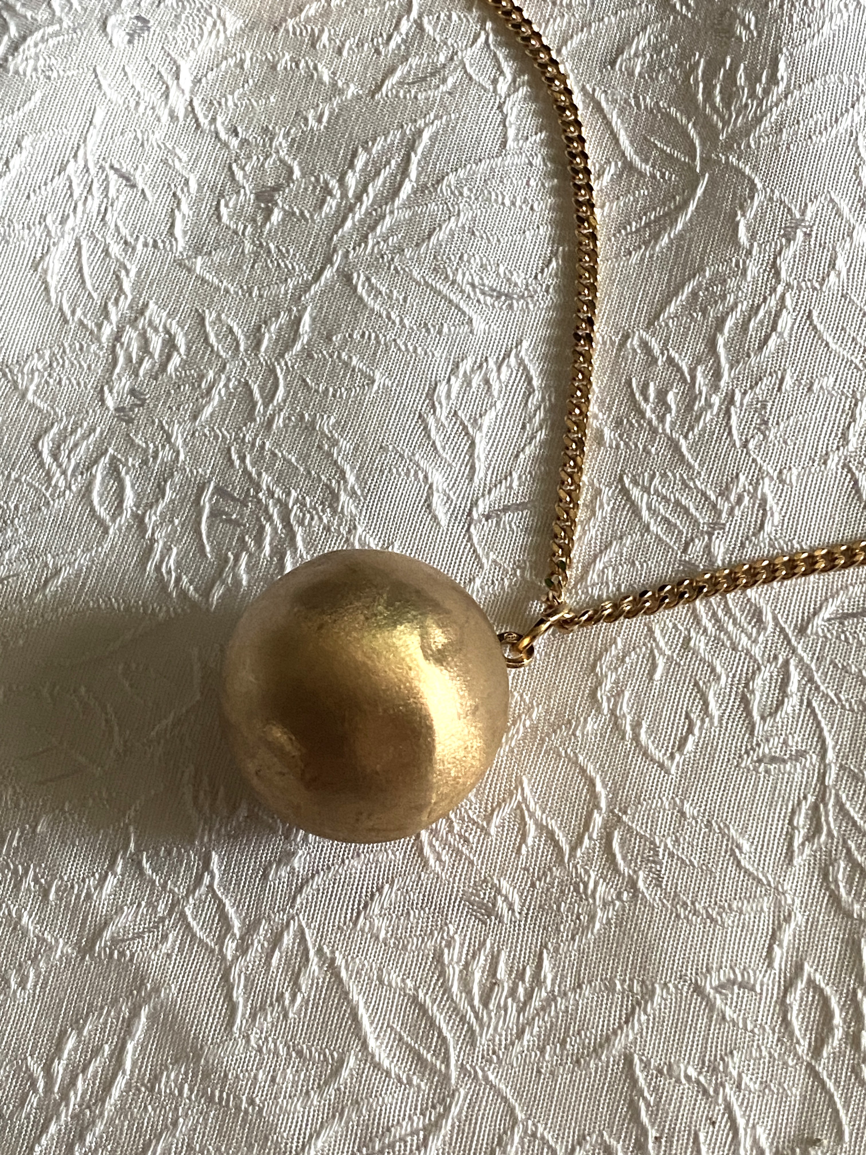 Matt  Boll-Kula i 18 Karat guld. Stor.  Storlek: 25 mm i diameter   Vikt: 7,3 gram  Hänget har tydliga stämplar ,kattfot samt 18K.   - 3