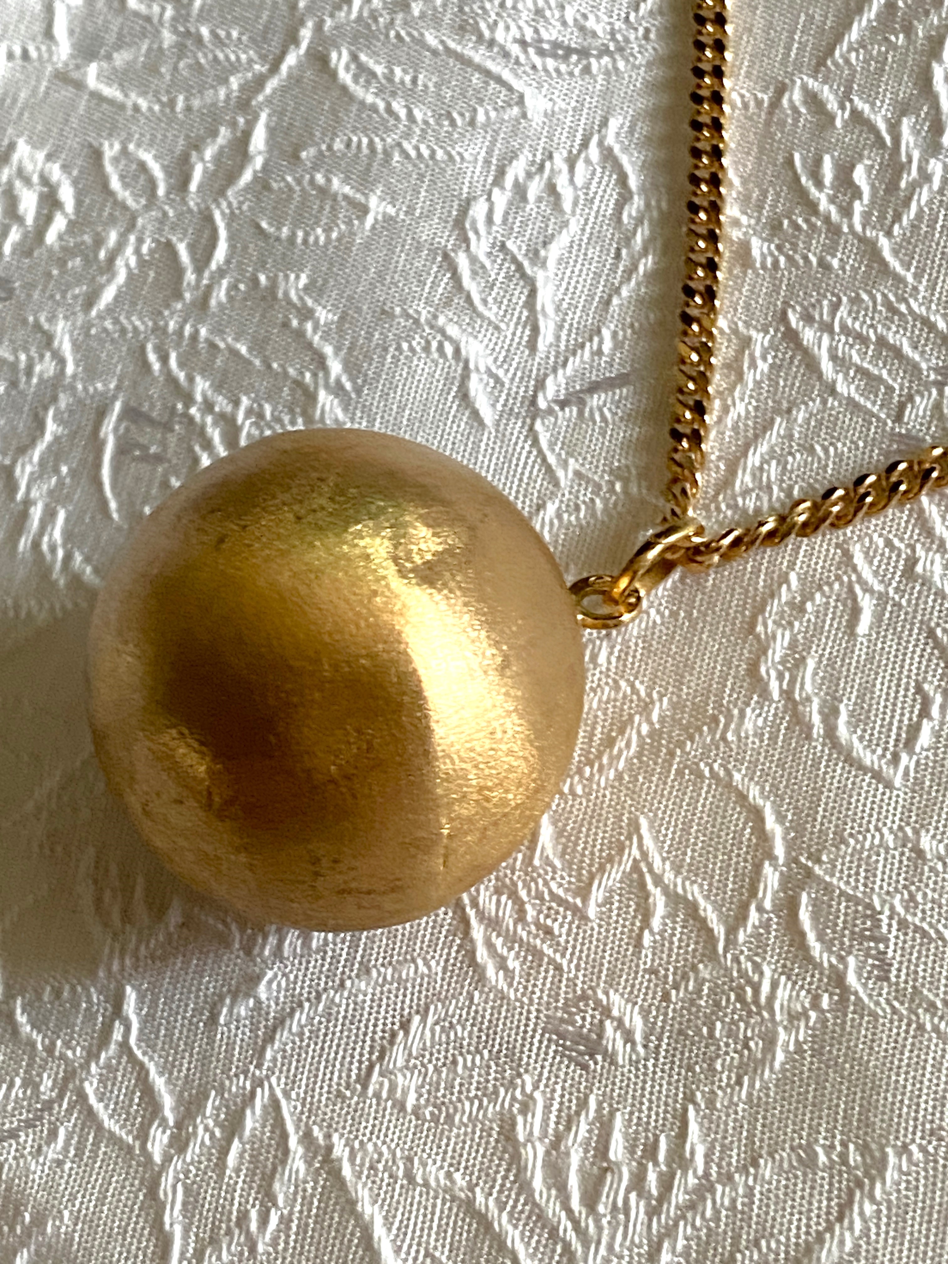 Matt  Boll-Kula i 18 Karat guld. Stor.  Storlek: 25 mm i diameter   Vikt: 7,3 gram  Hänget har tydliga stämplar ,kattfot samt 18K.   - 2