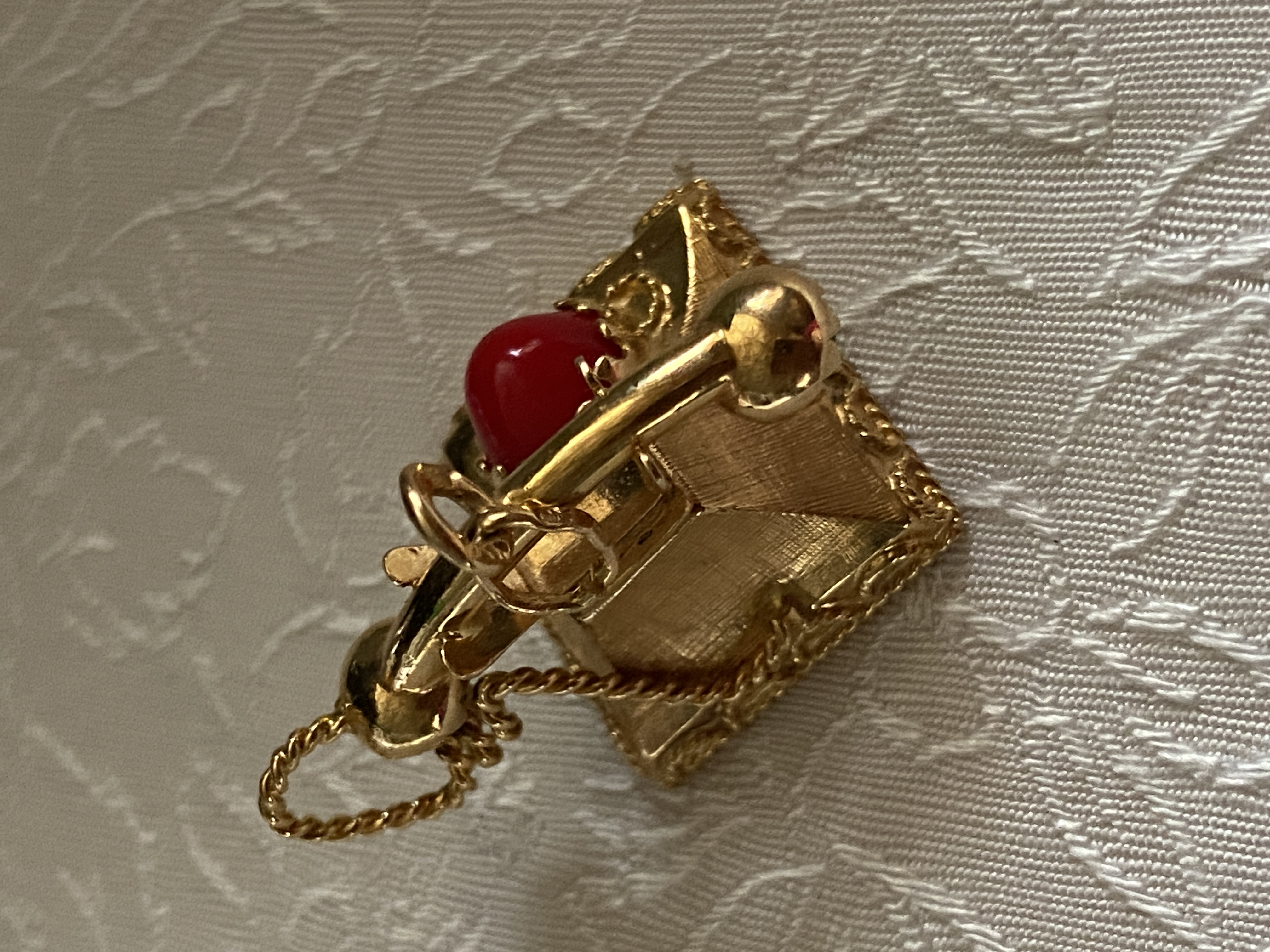 Gammaldags Telefon i 18 Karat guld med korall.  Storlek: 18X18X20mm  Vikt: 7,2 gram  Hänget har tydliga stämplar - 2