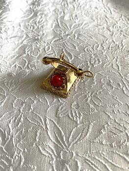 Gammaldags Telefon i 18 Karat guld med korall.  Storlek: 18X18X20mm  Vikt: 7,2 gram  Hänget har tydliga stämplar