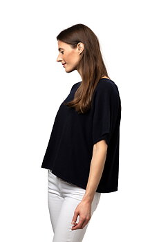 Kortärmad onesize/slätstickad tröja Sofia,  marinblå från 8design cashmere, säljs på Hospitalsgatan 