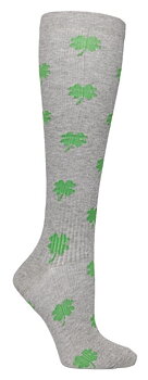 Ljusgrå med gröna fyrklöver