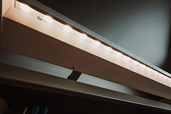 Beam Reolbelysning 750 Start – lineær LED-reolbelysning montert under hyller, med jevn lysfordeling, elliptisk lysspredning og diskret design for bibliotek og offentlige miljøer.