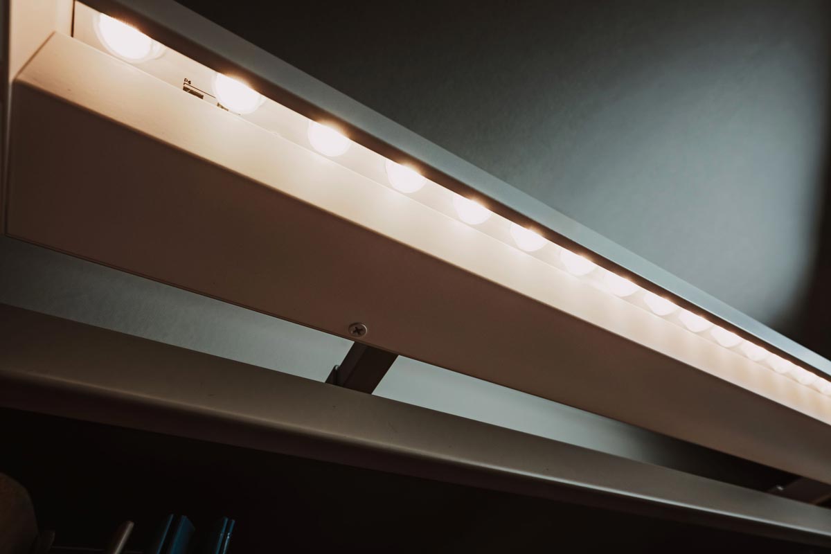 Beam Hyllbelysning 900 Start – linjär LED-hyllbelysning monterad under hyllplan, med elliptisk ljusspridning, 3000 K och diskret profil för bibliotek och offentliga miljöer.