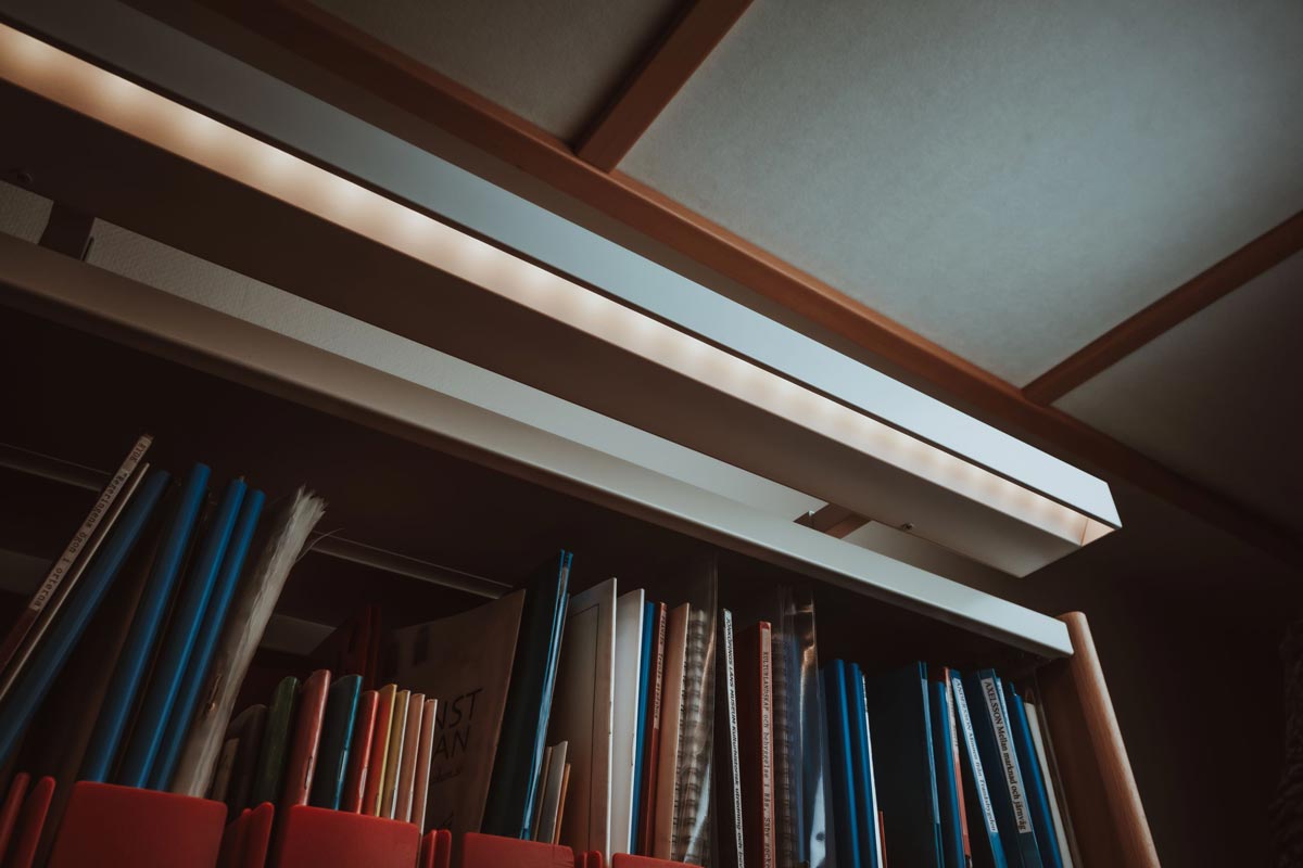 Beam Hyllbelysning 900 Start – linjär LED-hyllbelysning monterad under hyllplan, med elliptisk ljusspridning, 3000 K och diskret profil för bibliotek och offentliga miljöer.