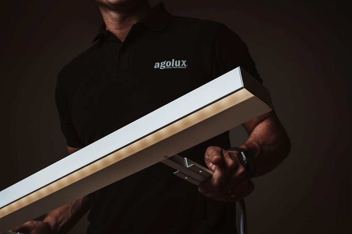 Beam Hyllbelysning 900 Start – linjär LED-hyllbelysning monterad under hyllplan, med elliptisk ljusspridning, 3000 K och diskret profil för bibliotek och offentliga miljöer.