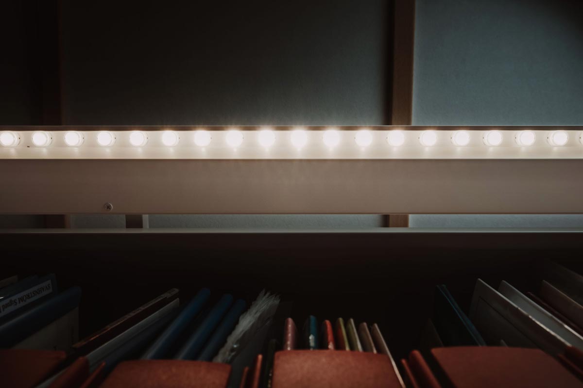 Beam Hyllbelysning 900 Start – linjär LED-hyllbelysning monterad under hyllplan, med elliptisk ljusspridning, 3000 K och diskret profil för bibliotek och offentliga miljöer.