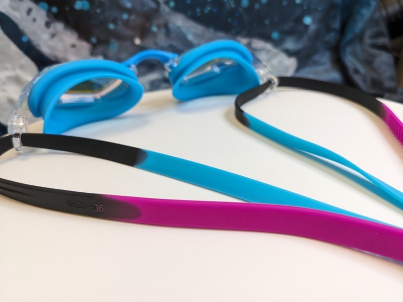Neue coole Glacier Blue Gold Spiegel-Wettkampfbrille von Saeko