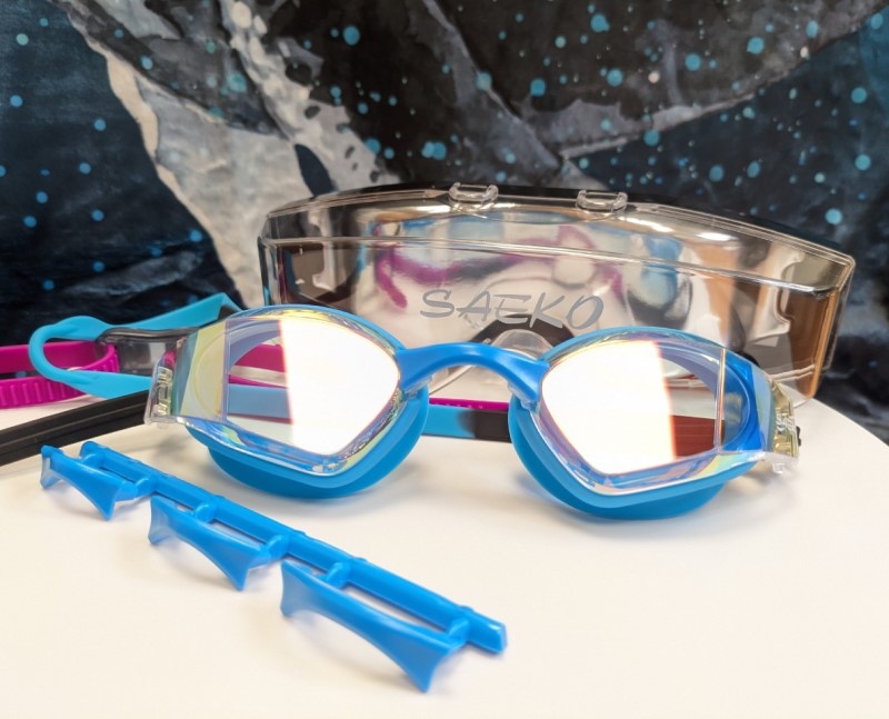Neue coole Glacier Blue Gold Spiegel-Wettkampfbrille von Saeko