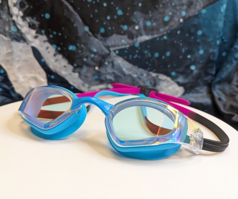 Neue coole Glacier Blue Gold Spiegel-Wettkampfbrille von Saeko
