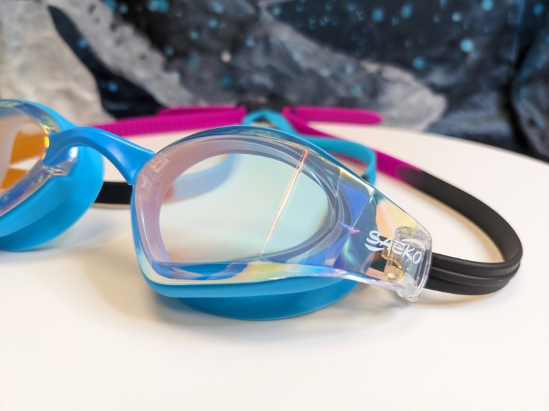 Neue coole Glacier Blue Gold Spiegel-Wettkampfbrille von Saeko