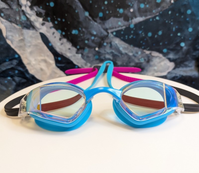Neue coole Glacier Blue Gold Spiegel-Wettkampfbrille von Saeko