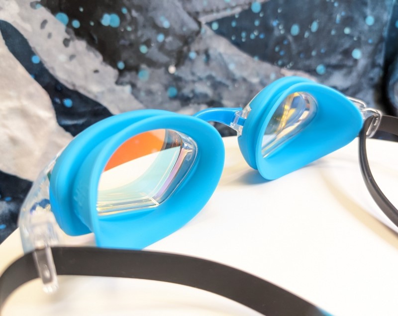 Neue coole Glacier Blue Gold Spiegel-Wettkampfbrille von Saeko