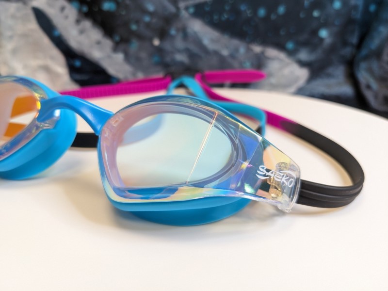 Neue coole Glacier Blue Gold Spiegel-Wettkampfbrille von Saeko