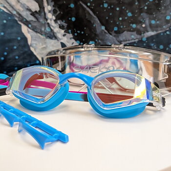 Neue coole Glacier Blue Gold Spiegel-Wettkampfbrille von Saeko