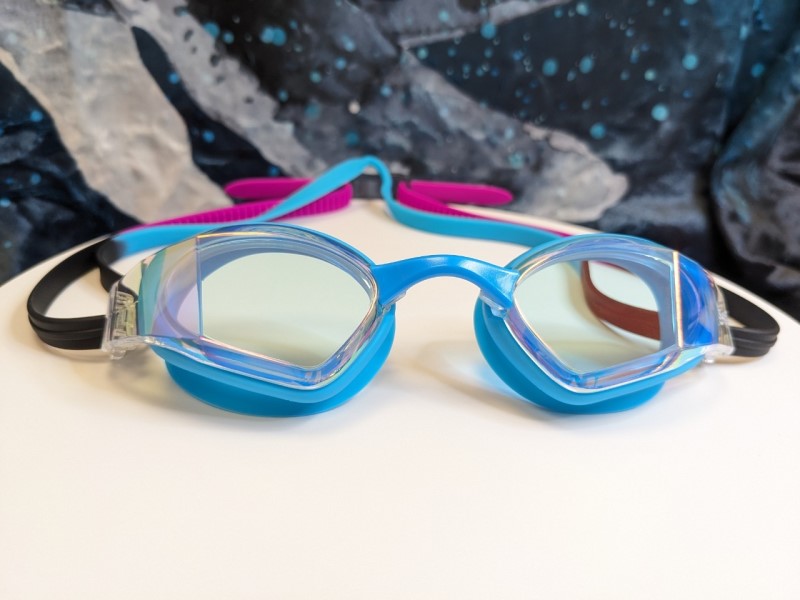 Neue coole Glacier Blue Gold Spiegel-Wettkampfbrille von Saeko