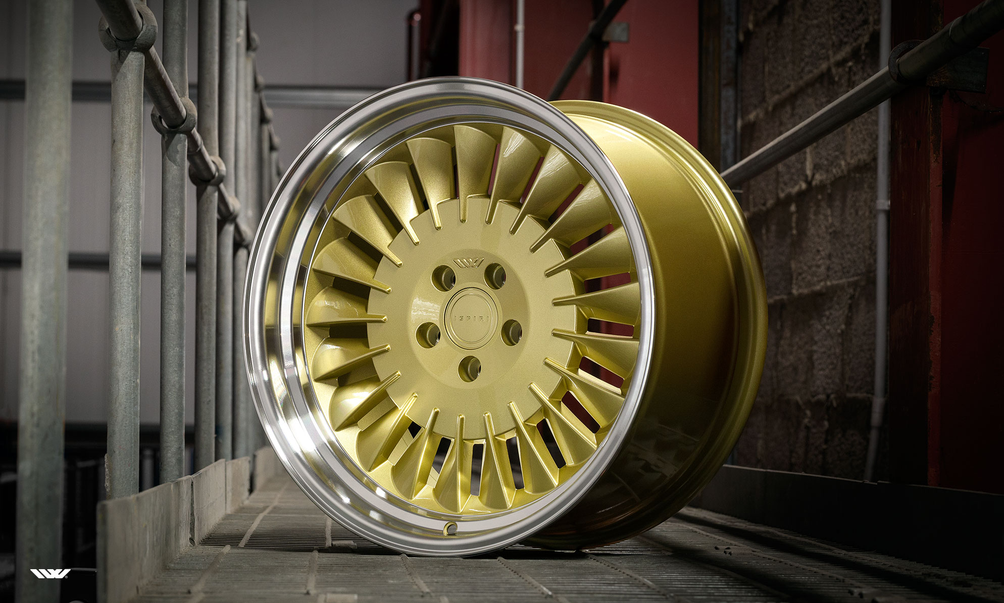 18" Ispiri CSR1D Vintage Gold/polished 5x100 - 8