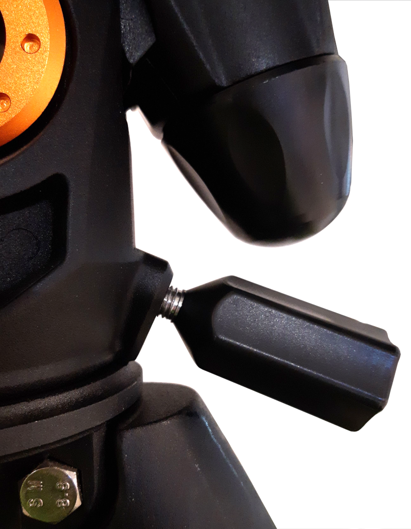 Die Originalschraube an der Celestron Advanced VX blockiert den Zugang zum Polsucher
