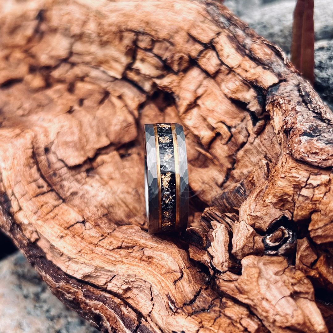 Ring Tungsten Krossad Meteorit 18K Guld Majesty goldflakes and meteorite on wood Luxury Fint och Billigt
