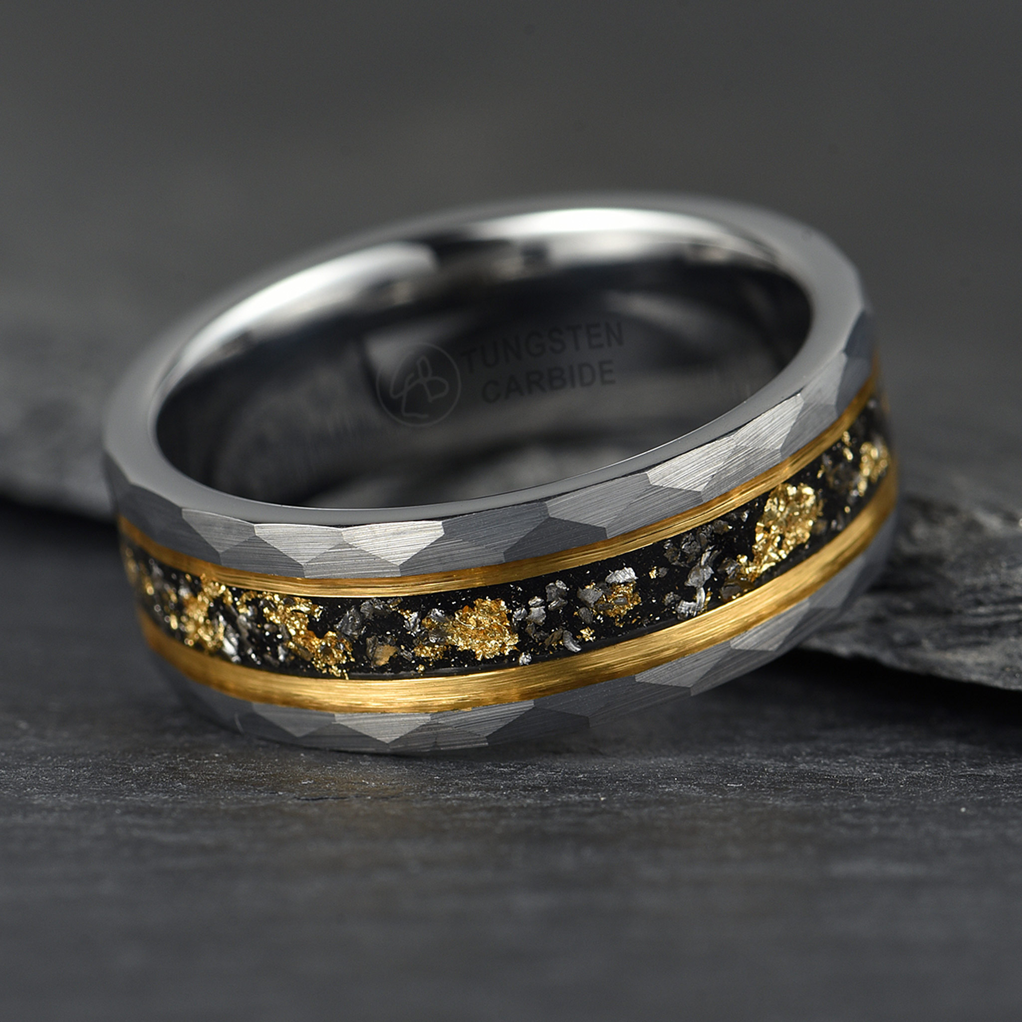 Ring Tungsten Krossad Meteorit 18K Guld Majesty goldflakes and meteorite with a stunning depth Luxury display side Fint och Billigt