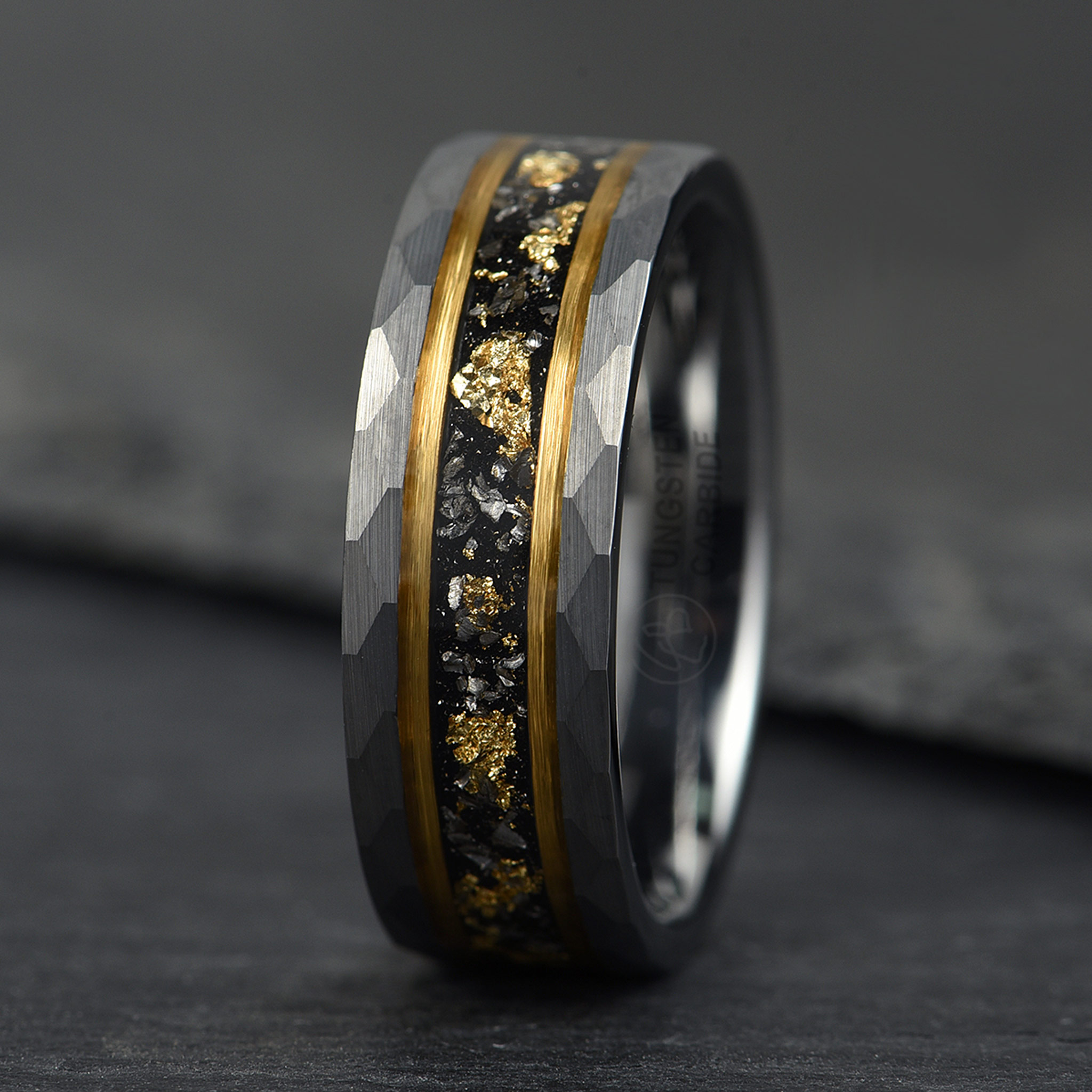 Ring Tungsten Krossad Meteorit 18K Guld Majesty goldflakes and meteorite with a stunning depth Luxury display front Fint och Billigt