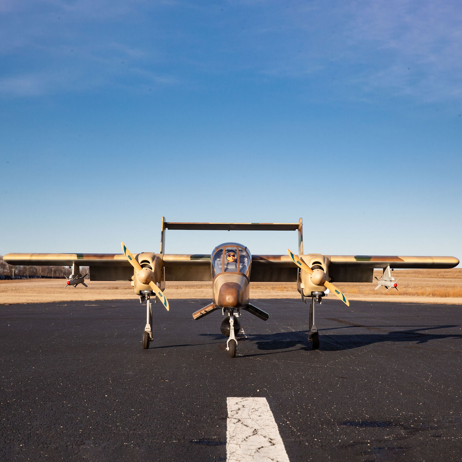 Hangar 9 OV-10 Bronco 30cc ARF med Landställ - 3