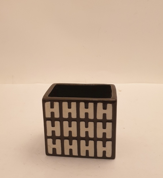 Domino cigarette cup
