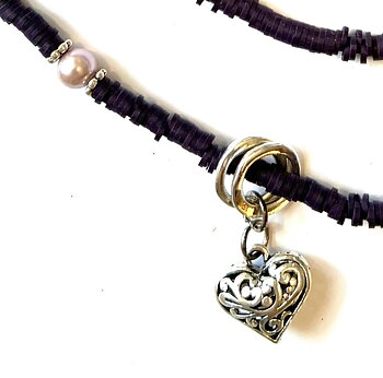 Halsband i purpurfärgat läder med pärlemor ziz design