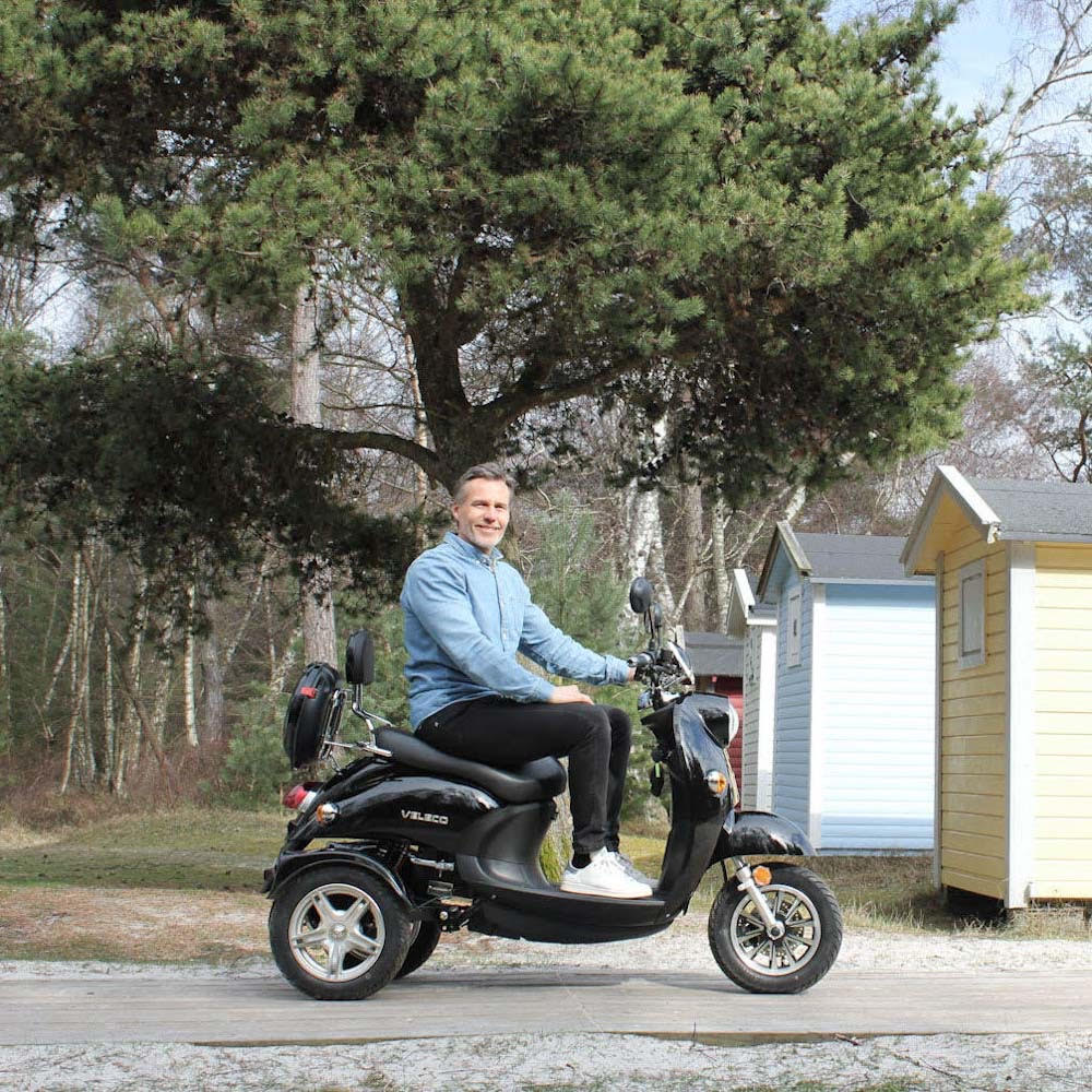 Svart_Promenadscooter_för_två_personer_MDR_godkänd_permobil