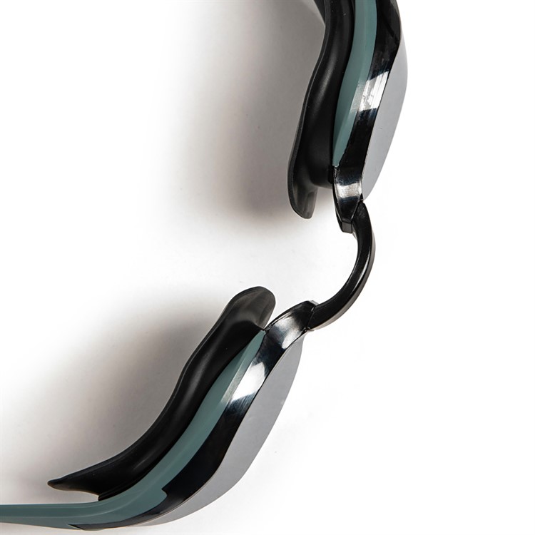 Entdecken Sie die Cobra Edge Swipe Mirror Swipe Goggles, die fortschrittlichste Rennsportbrille mit verspiegeltem Glas