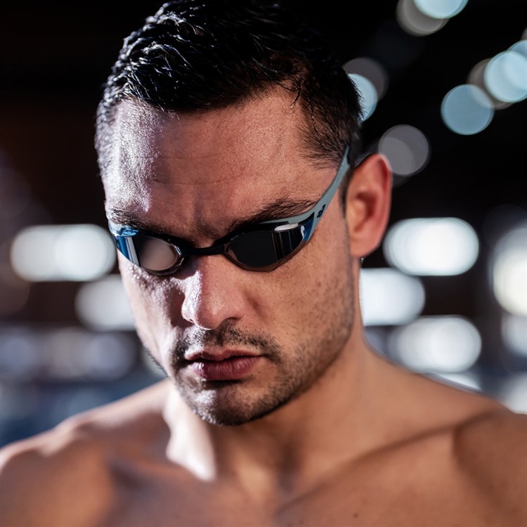 Entdecken Sie die Cobra Edge Swipe Mirror Swipe Goggles, die fortschrittlichste Rennsportbrille mit verspiegeltem Glas