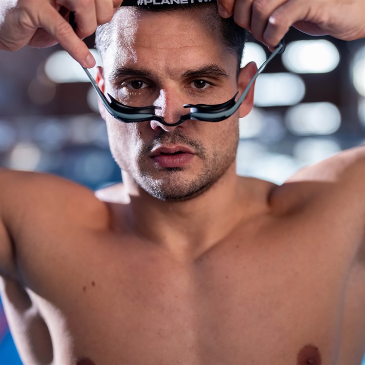 Entdecken Sie die Cobra Edge Swipe Mirror Swipe Goggles, die fortschrittlichste Rennsportbrille mit verspiegeltem Glas