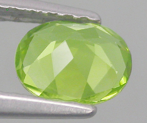 Hermosa piedra preciosa de peridoto natural ovalada de 0,70 ct de alta calidad. - 2