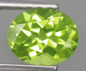 Hermosa piedra preciosa de peridoto natural ovalada de 0,70 ct de alta calidad.