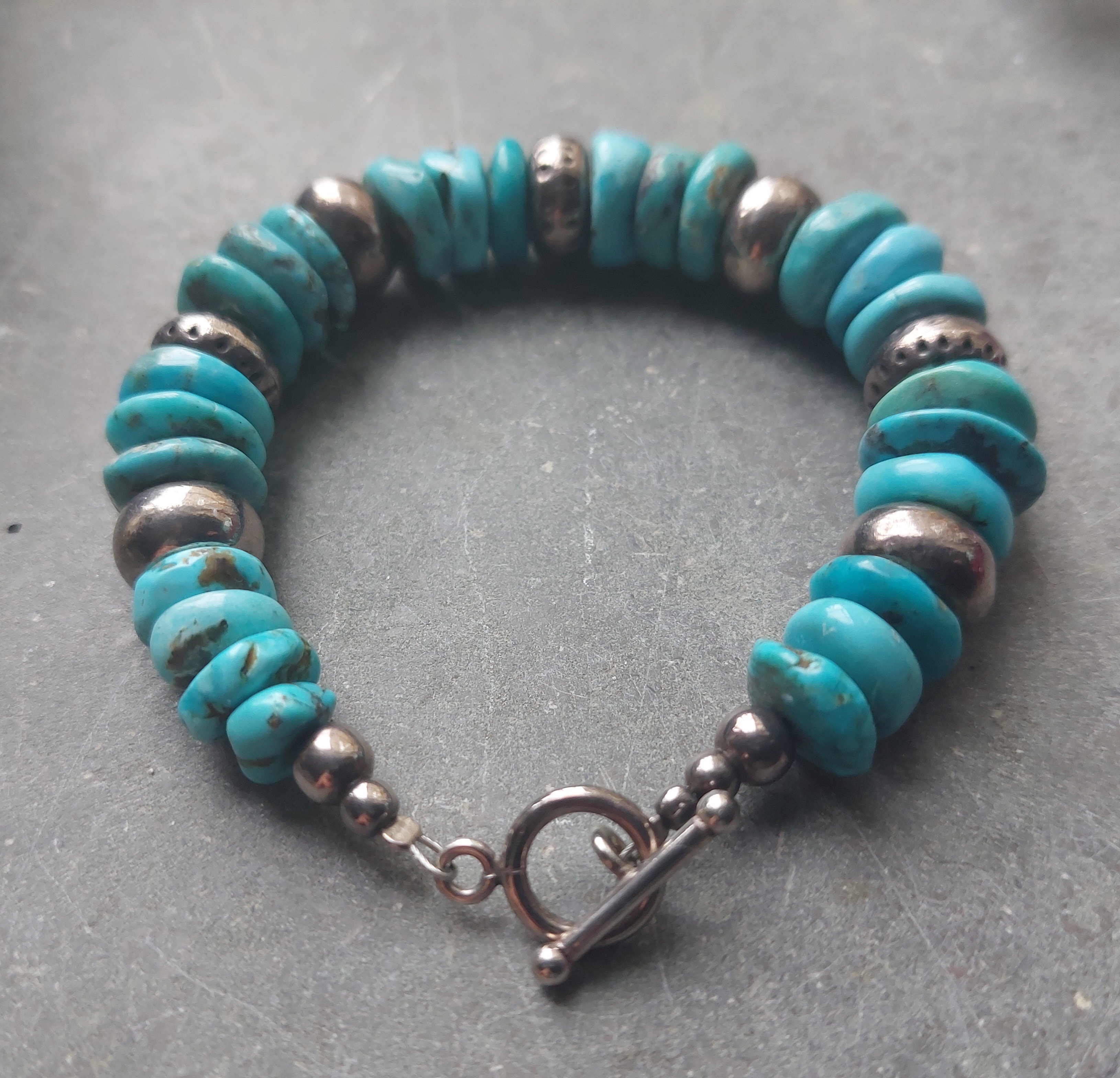 Turkos  Disk Nuggets Armband med Silver pärlor 