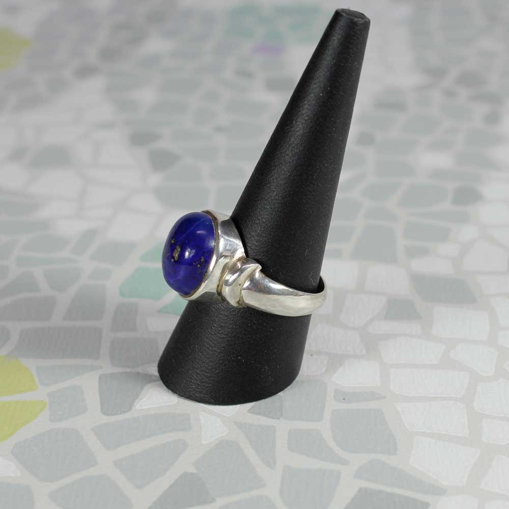 En silverring med en äkta infattad lapis lazuli en djupt blå sten med guldskimrande stänk av pyrit. Ringen är tillverkad för hand i en liten upplaga för hand av äkta sterlingsilver.
