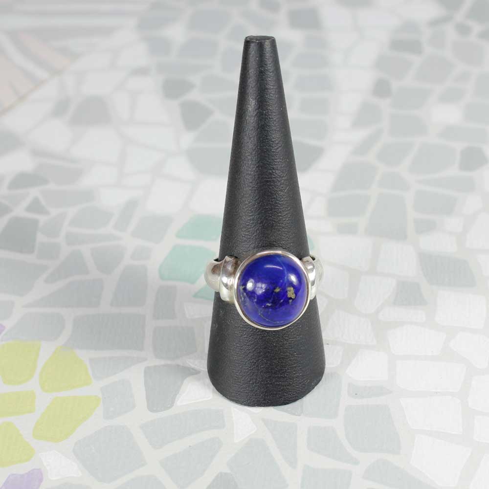 En silverring med en äkta infattad lapis lazuli en djupt blå sten med guldskimrande stänk av pyrit. Ringen är tillverkad för hand i en liten upplaga för hand av äkta sterlingsilver.