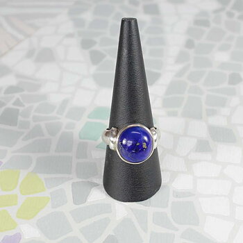 En silverring med en äkta infattad lapis lazuli en djupt blå sten med guldskimrande stänk av pyrit. Ringen är tillverkad för hand i en liten upplaga för hand av äkta sterlingsilver.