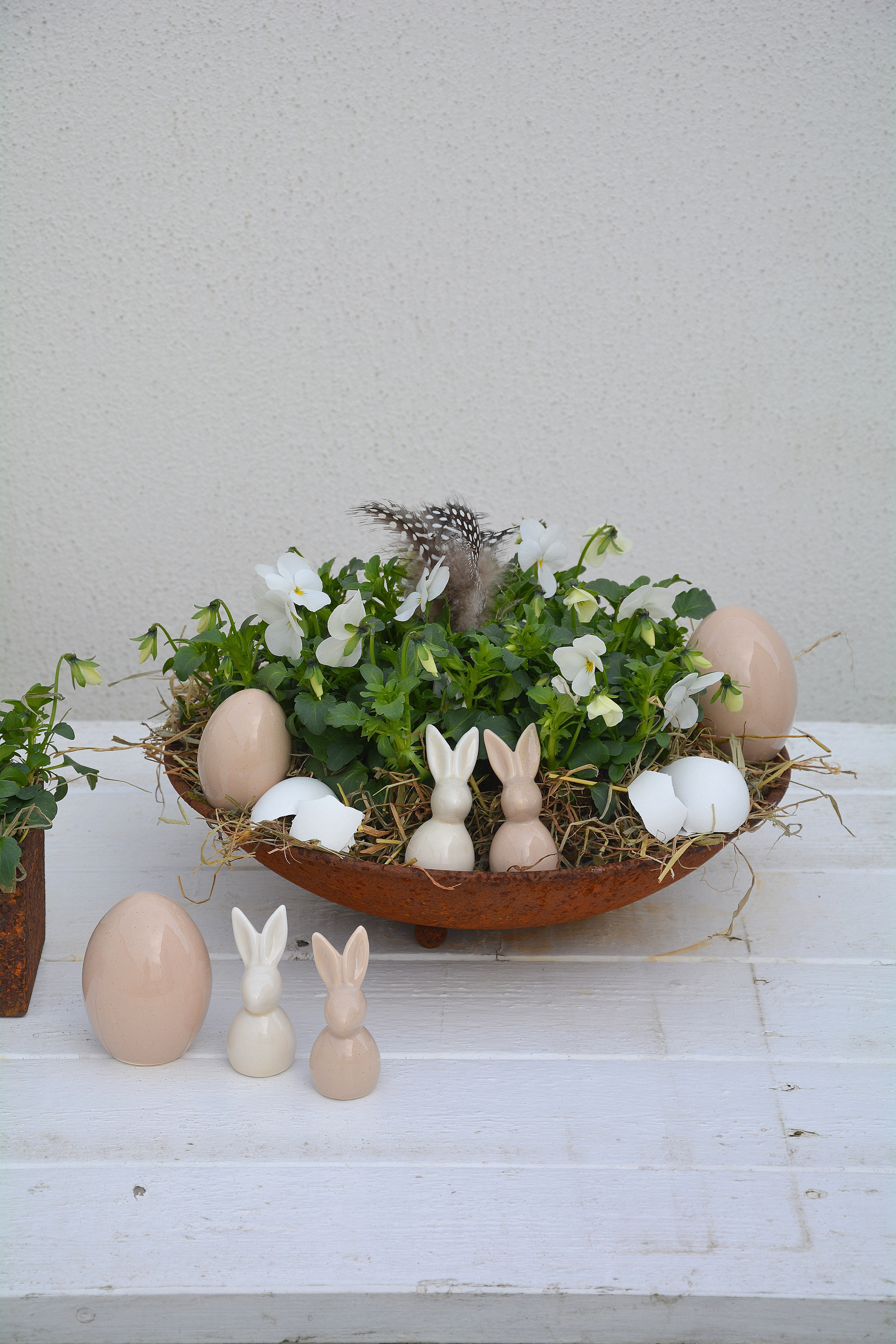 Rostig skål / fat med kulfötter 28 cm