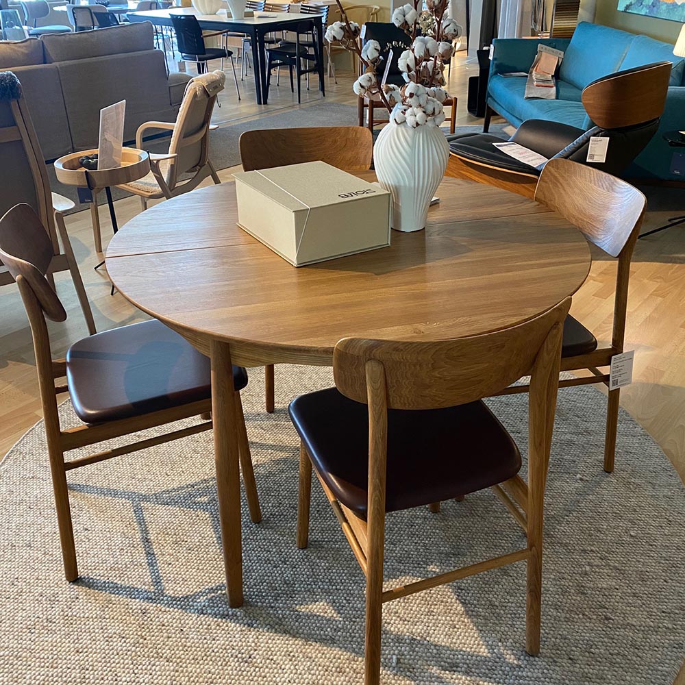Carl Dining Table Oak Ø115 cm Extendable + 4 Prima Vista Chairs - Design Bargin/Disply ex* - Stolab